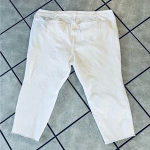 LAST CHANCE Torrid White Denim Boyfriend Crop size 28(Plus size)